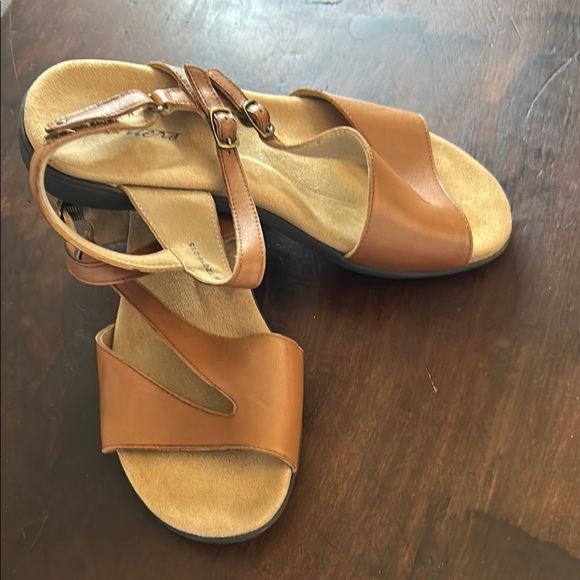 Trotters Tan Sandals with Adjustable Straps Sz 9.5 WW - Picture 2 of 8